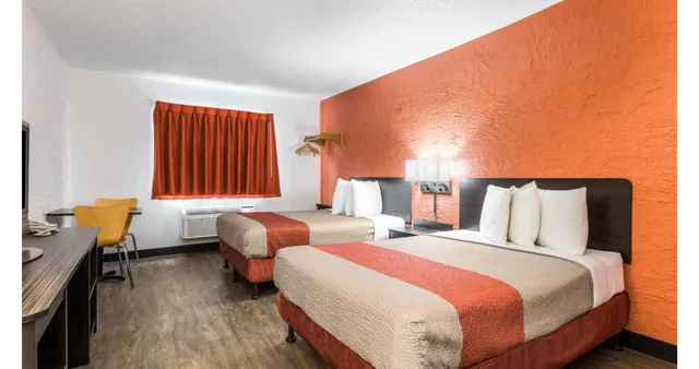 Room, Quadruple, 2 Double Beds, Motel6 Elk Grove Village, IL 1/4