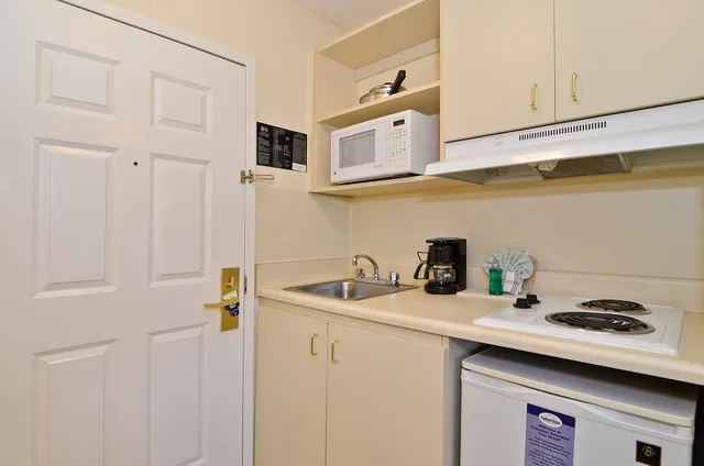 غرفة قياسية بسرير كينج بمطبخ صغير، Studio6 Extended Stay - Myrtle Beach, SC 4/4