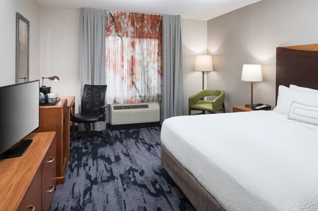 Room, King Bed, Accessible, Fairfield Inn & Suites Kansas City Overland Park 2/4