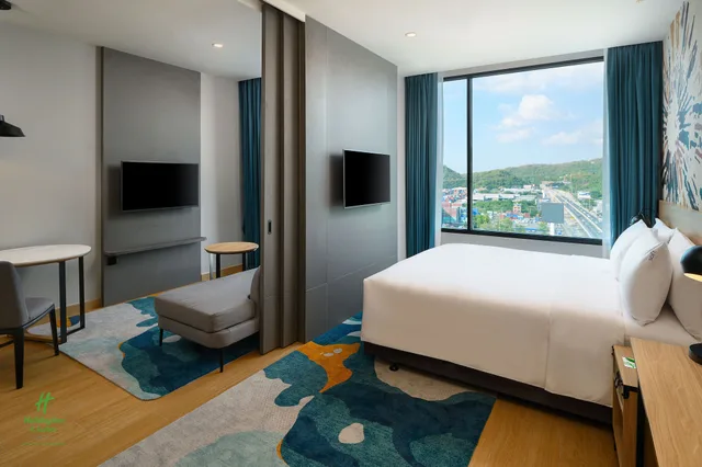 جناح بسرير كينج بشرفة، Holiday Inn Suites Siracha Laemchabang 4/6