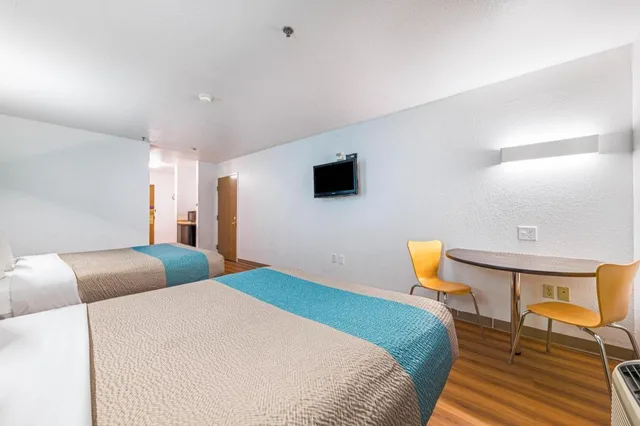 غرفة بسرير كينج بمطبخ للمدخنين، Motel6 Decatur, TX 3/8