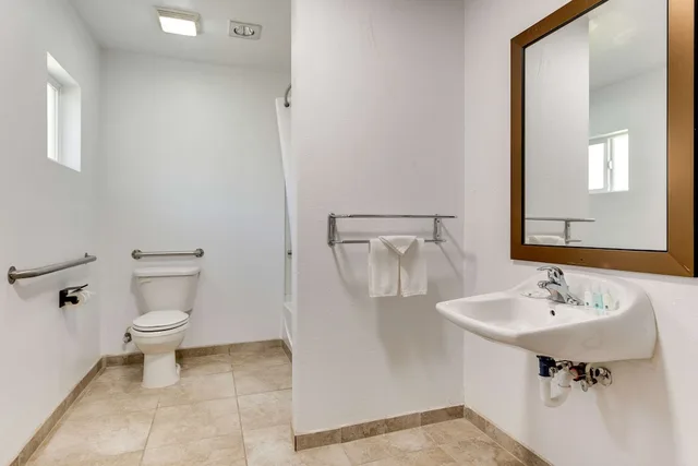 غرفة بسرير كوين لذوي الإعاقة، Suburban Studios Near Mesa Verde 7/10