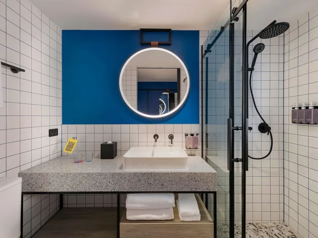 Tribe Extra, Queen Bed, City View، TRIBE Auckland 3/5