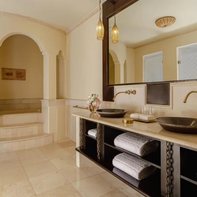 جناح كبير بسرير كينج بإطلالة على البحر، Sharq Village & Spa, a Ritz-Carlton Hotel 2/2