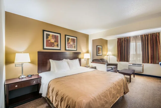 غرفة قياسية بسرير كينج، Quality Inn & Suites Eldridge Davenport North 2/7