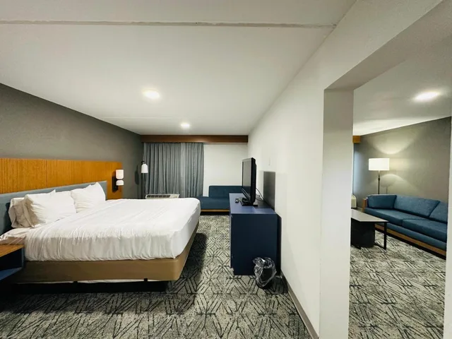 جناح بسرير كوين، Ashbourne Hotel Canton/Hall of Fame I-77 1/7
