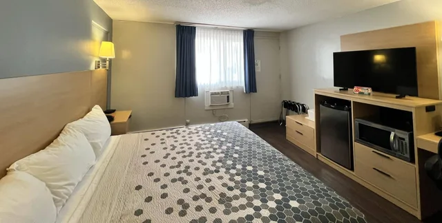 غرفة بسرير كينج، Econo Lodge Calgary Motel Village 1/10