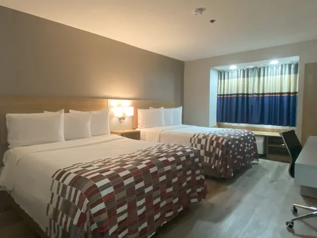 غرفة ديلوكس بسريرين كوين للمدخنين، Red Roof Inn Winston-Salem 2/5