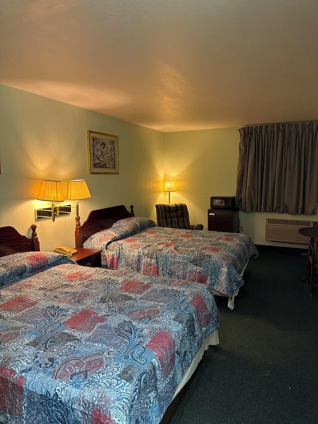 Comfort, Multiple Beds، Highland Inn Peculiar 2/6