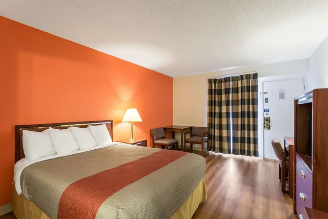 جناح ديلوكس بسرير كينج بمطبخ صغير، Motel6 Butte, MT - Historic City Center 1/6