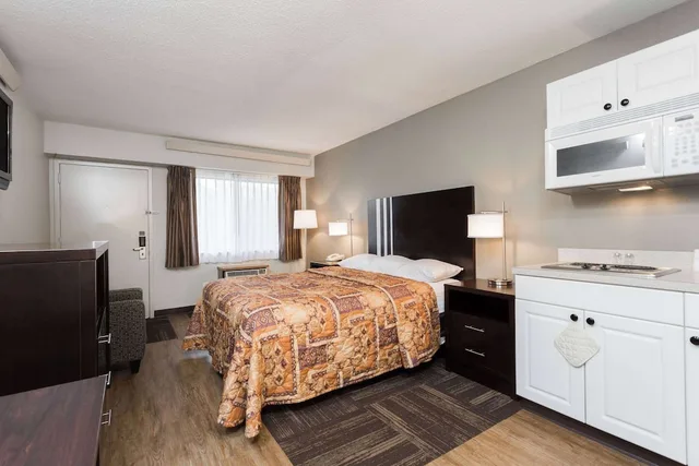 Efficiency, Queen Bed، Days Inn by Wyndham Harrisburg North 1/3