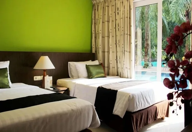 غرفة ديلوكس بسرير كينج بإطلالة على المسبح، Bali De Anyer Hotel and Restaurant 2/2