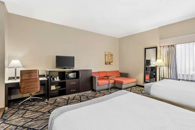 غرفة بسريرين كوين مع أريكة بحوض استحمام لذوي الإعاقة، Best Western Carlisle 3/4
