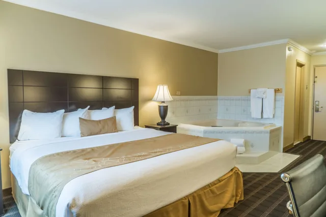 غرفة قياسية بسرير كينج بجاكوزي، Best Western Inn & Suites Ontario 1/3