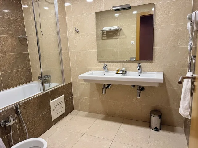 غرفة قياسية ثلاثية بسرير مزدوج وسرير فردي، Le Zenith Hotel Oran 5/8