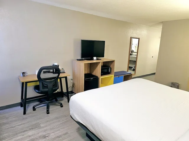 غرفة بسرير كينج لذوي الإعاقة، Days Inn by Wyndham Rolla 4/6