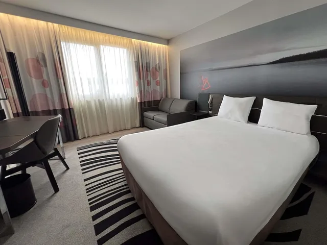 غرفة كلاسيكية بسرير مزدوج وسرير فردي بإطلالة على المسبح، NOVOTEL LIMOGES LE LAC 9/10