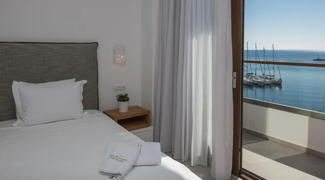 غرفة بريميوم ثلاثية بإطلالة على البحر، Natura Luxury Boutique Hotel Skopelos 5/9