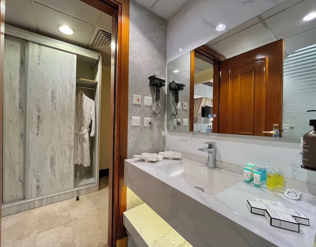غرفة قياسية بسريرين منفصلين، فندق زوار العالمي(Zowar Alalami hotel) 9/10