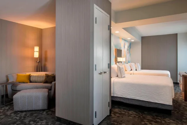 غرفة ديلوكس بسريرين كوين مع أريكة، Courtyard By Marriott Calgary South 2/2