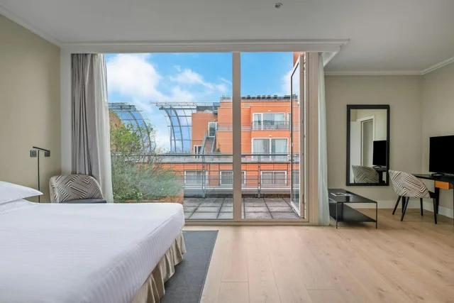 جناح ملكي بسرير كينج بشرفة بغرفة نوم واحدة، Lyon Marriott Hotel Cite Internationale 1/7