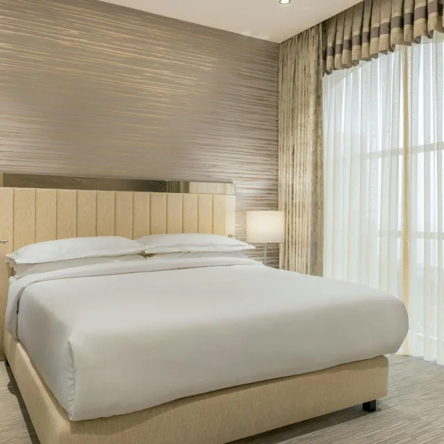 جناح تنفيذي ركني بسرير كينج مع دخول صالة النادي، SHERATON BATUMI HOTEL 1/3
