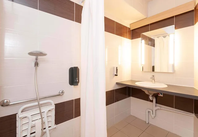 Room, Double Bed, Accessible, B&B HOTEL Pau Zenith 4/4