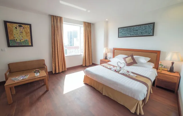 غرفة ديلوكس بسرير كينج بإطلالة على المدينة، Phnom Penh Katari Hotel 4/10