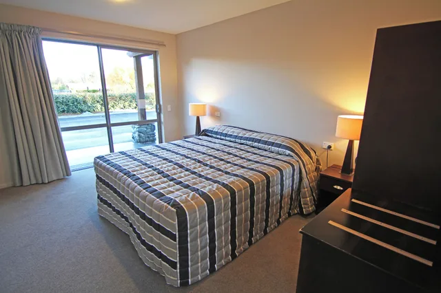 شقة بسرير كينج وسريرين منفصلين بغرفتي نوم، Hanmer Springs Apartments 1/4