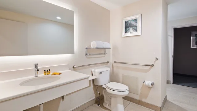 غرفة قياسية بسرير كوين، Best Western Plus Wilkes Barre-Scranton Airport Hotel 2/5