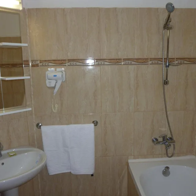 غرفة بسرير مزدوج أو سريرين منفصلين بإطلالة على البحر، Hotel Orfeu 9/10