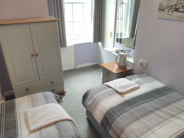 Basic, Twin Beds, The Bull 1/4