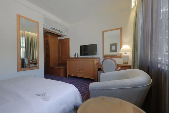 غرفة سوبيريور بسرير كوين، The Jesselton Hotel 1/7