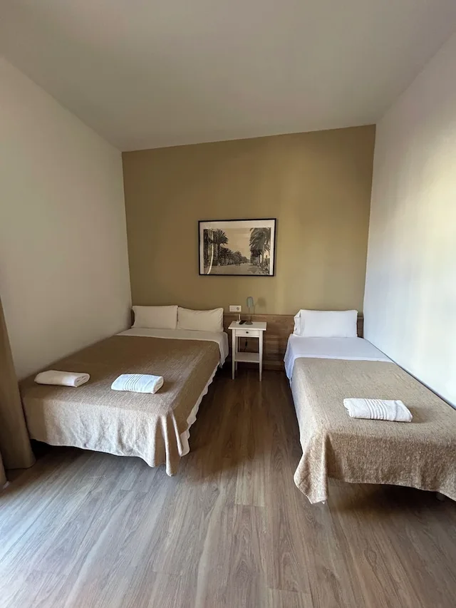 غرفة بسرير مزدوج وسرير فردي بغرفة نوم واحدة مع سرير إضافي بحمام خاص، Hostal Delfos 2/10