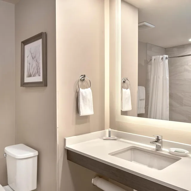 غرفة قياسية بسرير كينج مع أريكة، Fairfield Inn & Suites by Marriott Airdrie 6/10