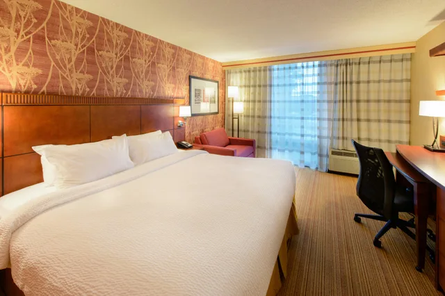 غرفة بسرير كينج، Courtyard by Marriott Canton 1/1