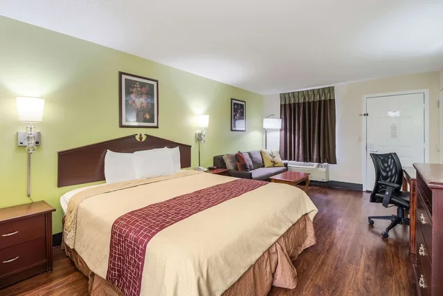 غرفة قياسية بسرير كينج، Rodeway Inn Bolivar 1/4