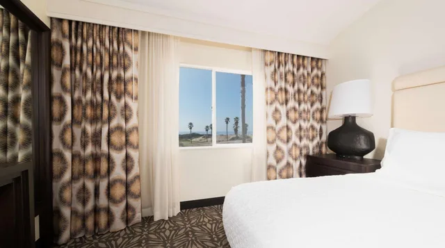 جناح بسرير كينج بإطلالة جزئية على البحر مع أريكة، Zachari Dunes on Mandalay Beach, Curio Collection by Hilton 2/6