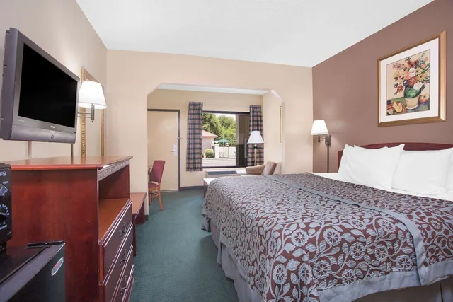 Standard, King Bed, Days Inn by Wyndham Dublin GA 3/7