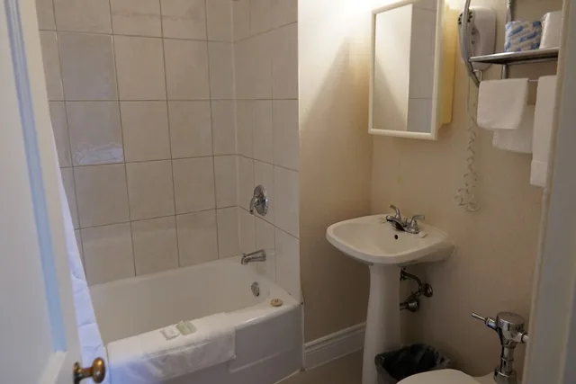 City, Double Bed، Prince Arthur Waterfront Hotel & Suites 7/8