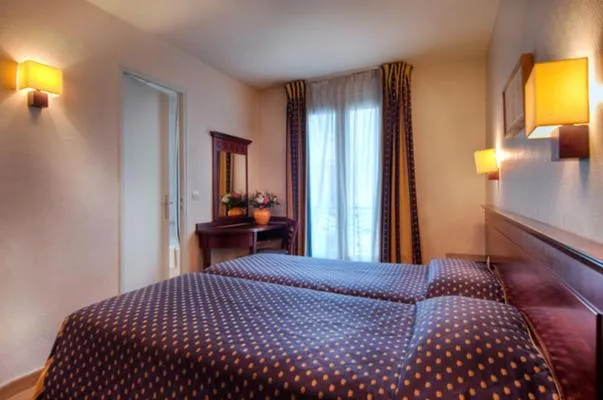 Room, Double or Twin Bed, De Paris Opera Hotel 2/2