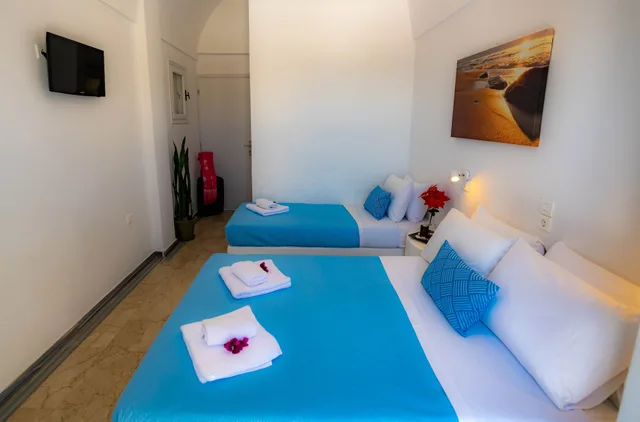 غرفة قياسية ثلاثية بإطلالة على البحر بشرفة، Join Us Low Cost Rooms 2/3