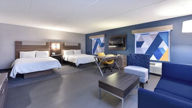 suite, 2 queen beds, Holiday Inn Express Hotel Suites Waterloo St Jacobs 4/10