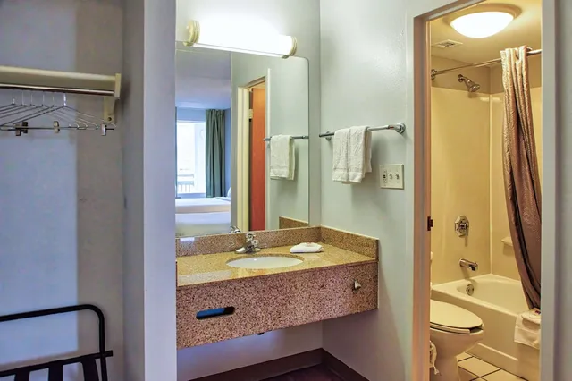 غرفة ديلوكس بسرير كينج لذوي الإعاقة، Motel6 Buffalo, NY - Airport - Williamsville 4/4