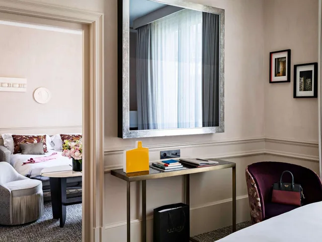 Premium, Junior Suite, King Bed, Street or Courtyard View, Living Area، Sofitel Le Scribe Paris Opera 5/10
