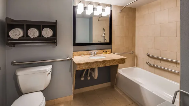 غرفة بسرير كينج بحوض استحمام لذوي الإعاقة، Best Western Plus Champaign/Urbana Inn 4/4