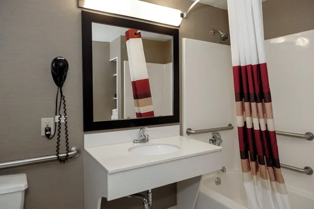 جناح بسريرين كوين بإطلالة على البحيرة لذوي الإعاقة، Red Roof Inn & Suites Newburgh - Stewart Airport/ West Point 8/10