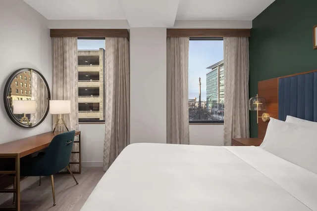 غرفة مفردة بسرير كينج بحوض استحمام لذوي الإعاقة، Hotel Ardent Dayton Downtown, Tapestry Collection by Hilton 1/4