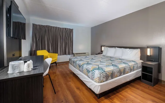 غرفة قياسية بسرير كينج، Motel6 Branford, CT - New Haven 4/7