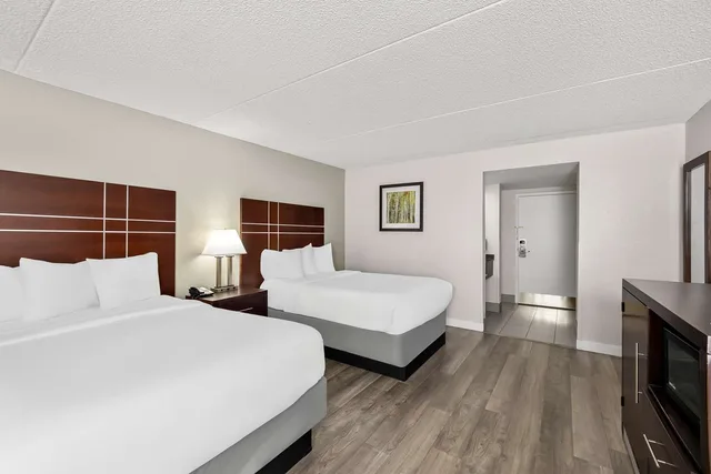 غرفة بسريرين مزدوجين يُسمح فيها بالحيوانات الأليفة، Best Western Luxbury Inn Fort Wayne 1/3